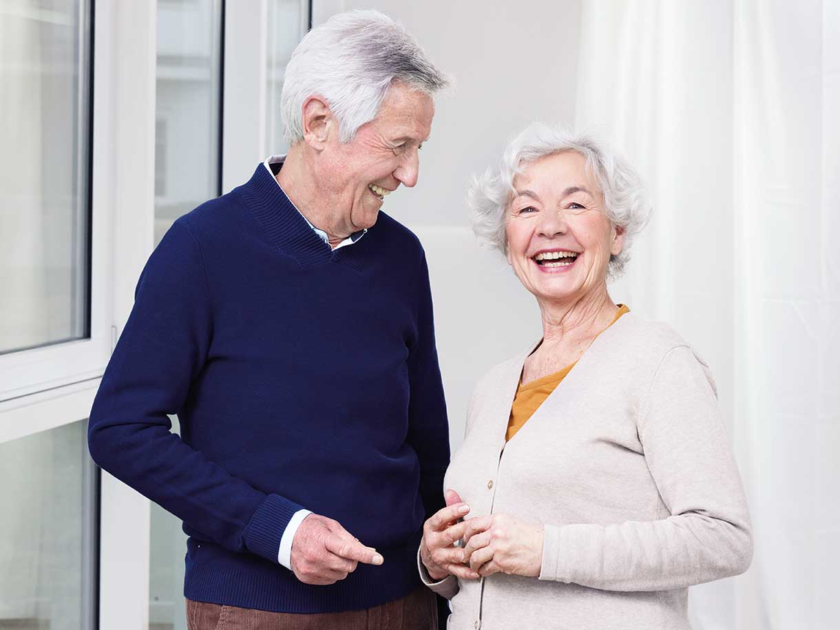 Hombre y mujer mayores sonriendo