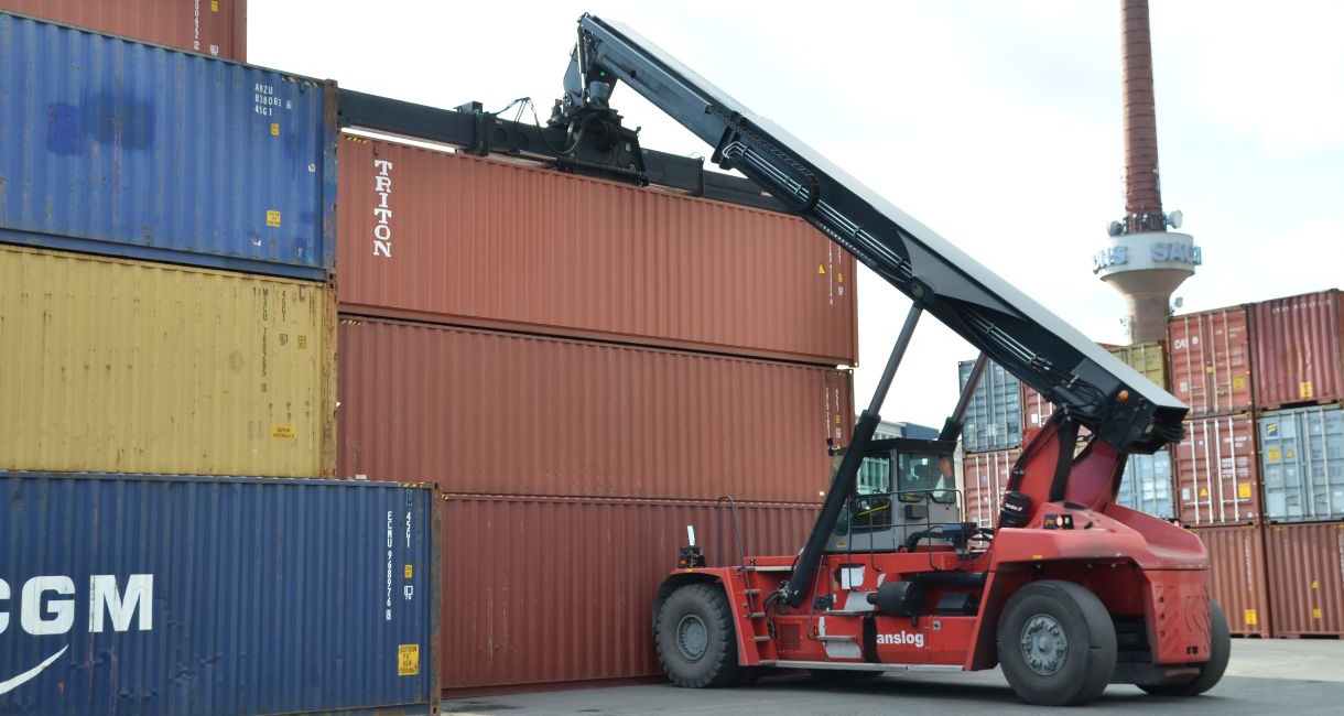 carga del contenedor en el puerto